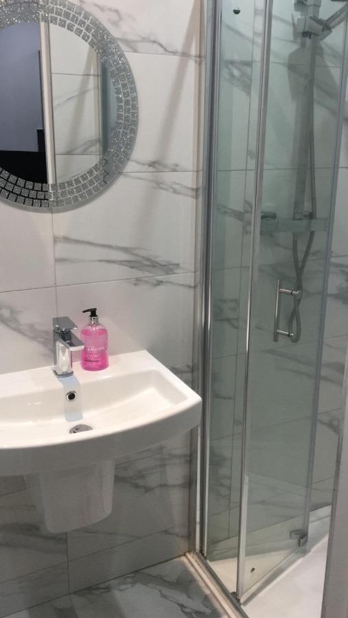 Grand Bleu - London - Next To Piccadilly Line Tube Station & Brand New Facilities Hotel Bagian luar foto