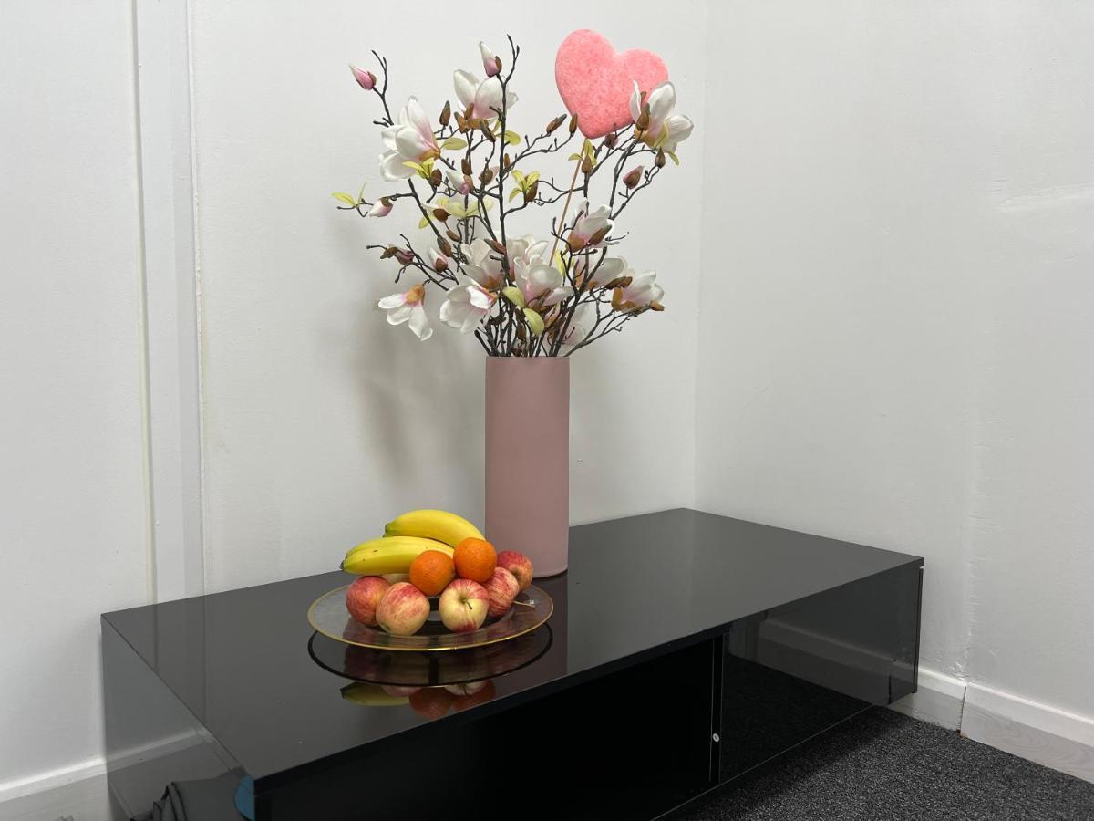 Grand Bleu - London - Next To Piccadilly Line Tube Station & Brand New Facilities Hotel Bagian luar foto