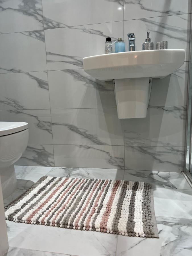Grand Bleu - London - Next To Piccadilly Line Tube Station & Brand New Facilities Hotel Bagian luar foto