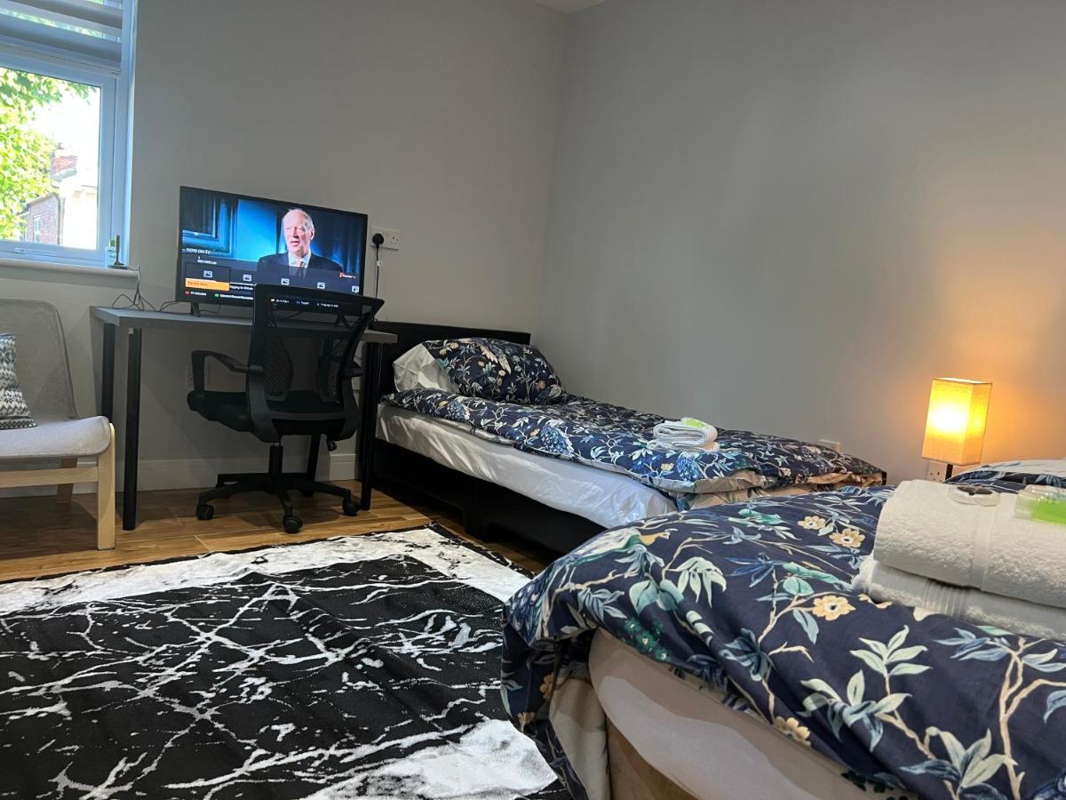 Grand Bleu - London - Next To Piccadilly Line Tube Station & Brand New Facilities Hotel Bagian luar foto