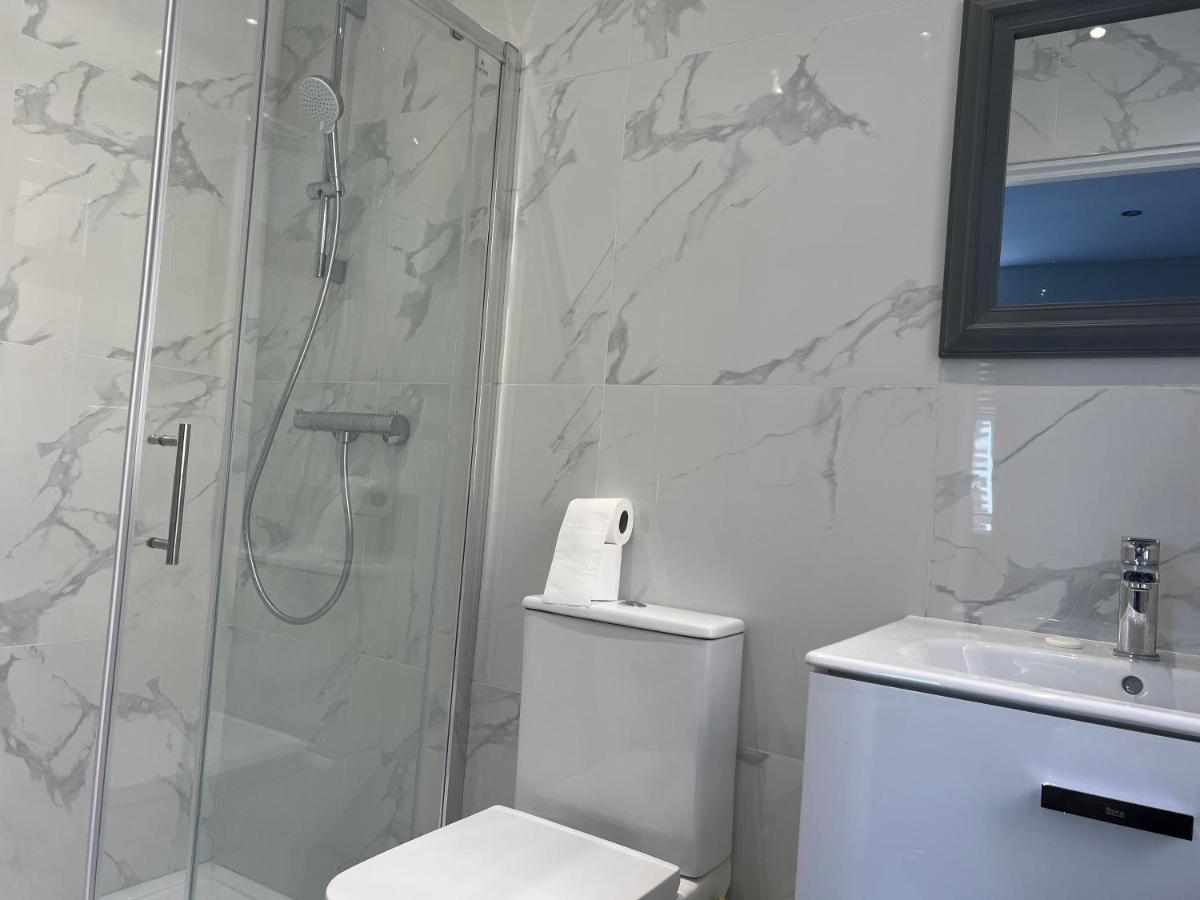 Grand Bleu - London - Next To Piccadilly Line Tube Station & Brand New Facilities Hotel Bagian luar foto