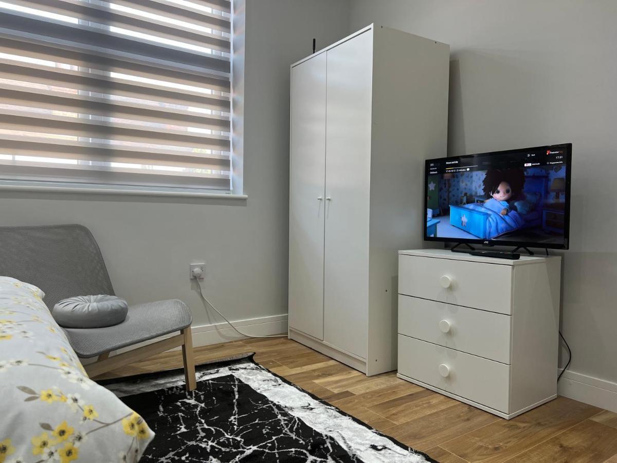 Grand Bleu - London - Next To Piccadilly Line Tube Station & Brand New Facilities Hotel Bagian luar foto